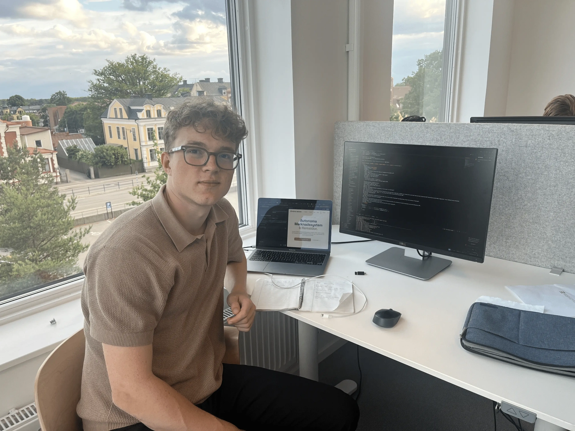 Rasmus utvecklar skräddarsydda affärssystem och hemsidor på RSHO Media i Växjö