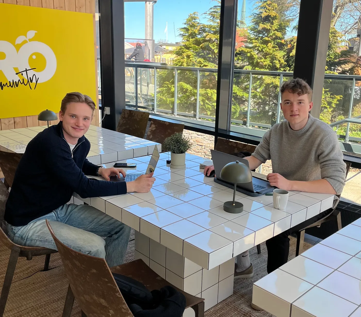 Rasmus och Hannes från RSHO Media arbetar med Vibe Coding framför datorn - Behind the scenes.